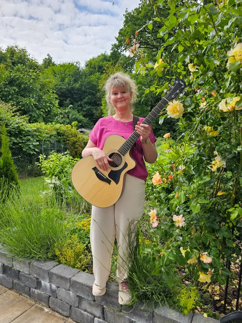 Silke Frömel mit Gitarre im Garten